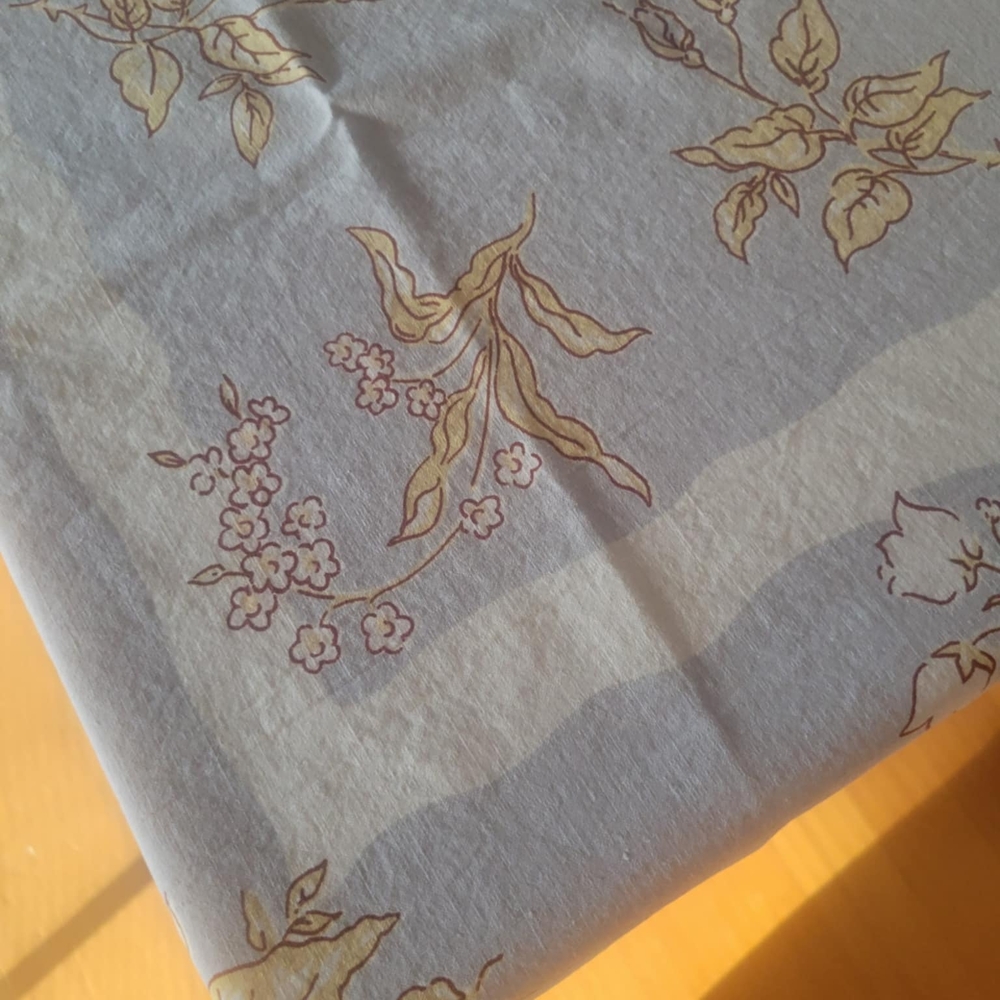 Authentic 1950s VINTAGE Floral Patterned Tablecloth with CROCHET Lace Trim